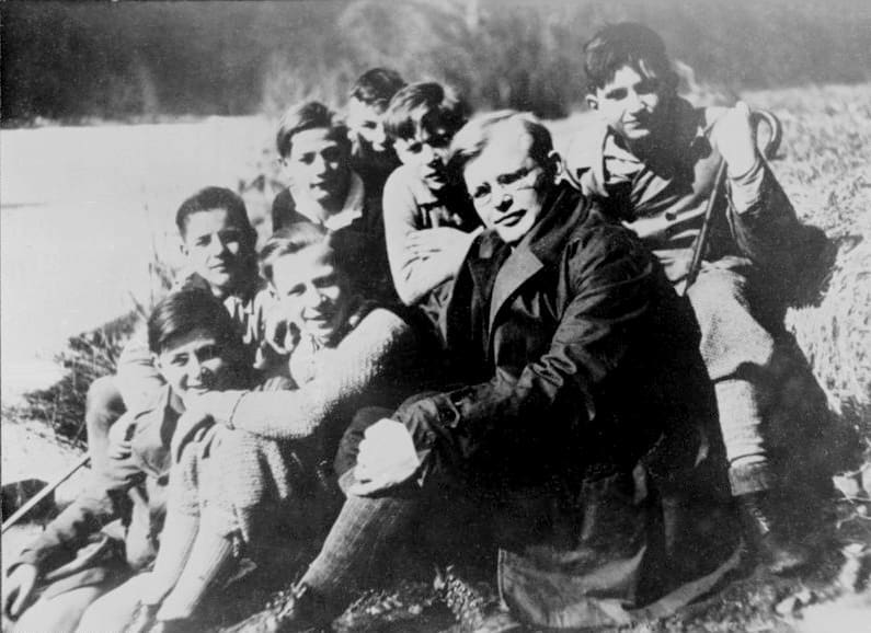 Bundesarchiv_Bild_183-R0211-316,_Dietrich_Bonhoeffer_mit_Schülern